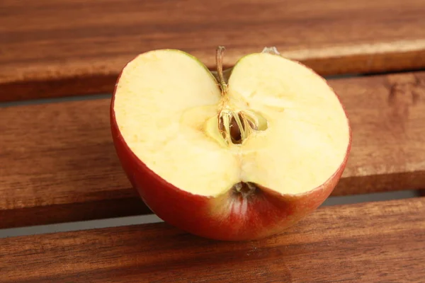 Manzana Roja Cortada Por Mitad — Foto de Stock