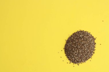 renkli arka planda superfood chia tohumları