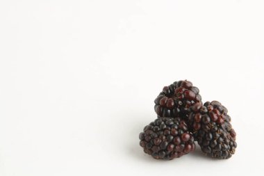 renkli arka planda lezzetli böğürtlen