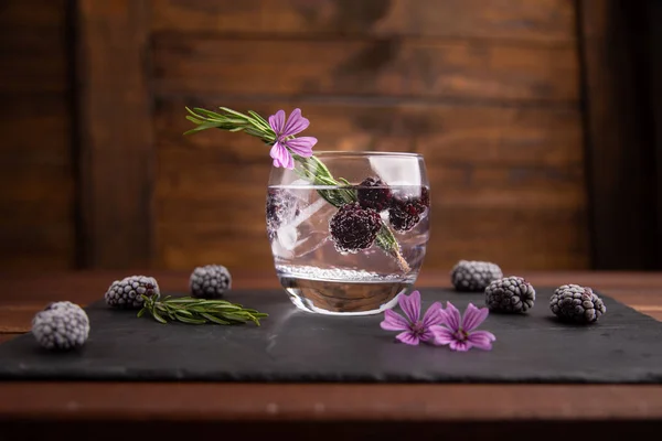 Gin Tônico Com Amoras Raminho Alecrim Uma Flor Ornamento — Fotografia de Stock