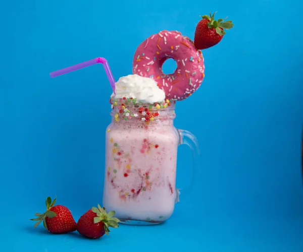 Delicioso Batido Morango Sobremesa Com Bagel Rosa Creme — Fotografia de Stock