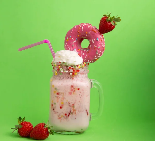 Delicioso Batido Morango Sobremesa Com Bagel Rosa Creme — Fotografia de Stock