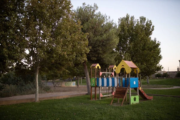 Área Verde Com Parque Infantil Com Slides — Fotografia de Stock