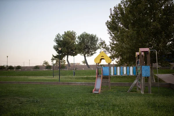 Área Verde Com Parque Infantil Com Slides — Fotografia de Stock