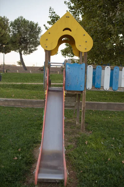 Área Verde Com Parque Infantil Com Slides — Fotografia de Stock