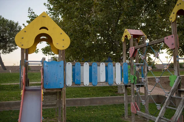 Slaytlı çocuk parkı olan yeşil alan