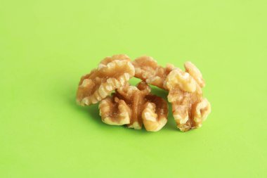 Renkli arka planda soyulmuş ceviz