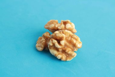 Renkli arka planda soyulmuş ceviz