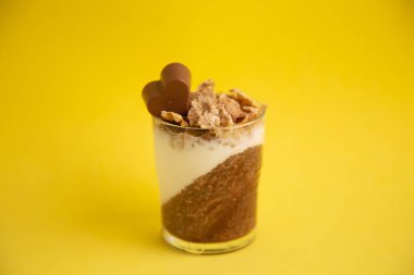 Lezzetli kahvaltı, yoğurt ve tahıl ile kakao chia puding