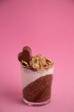 Lezzetli kahvaltı, yoğurt ve tahıl ile kakao chia puding