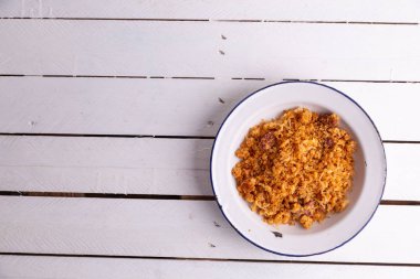 Las Migas kırıntılar, soğanlar ve sucuktan yapılan tipik bir İspanyol yemeğidir.