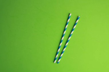 Saman sodası içiyor, mavi ve Whit.