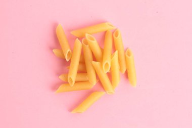 renkli arka planda makarna çiğ tüyleri