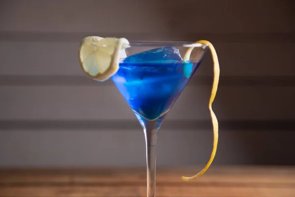 ガラスの青いラグーンカクテル — ストック写真