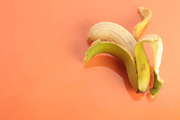 Banana Aberta Fundo Colorido — Fotografia de Stock