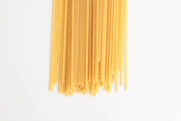сырые спагетти макароны в красочном фоне
