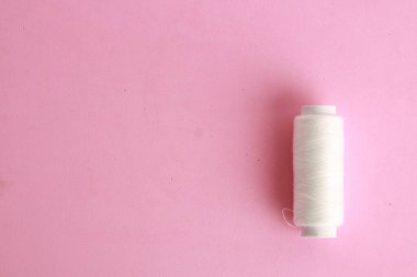 dikiş iplik beyaz giysiler