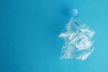 Boş plastik su şişesi geri dönüşüm için ölçeklendirilir