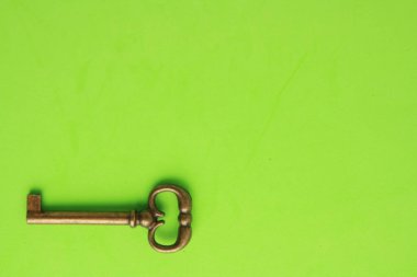 Güzel antika bakır dolap anahtarı.