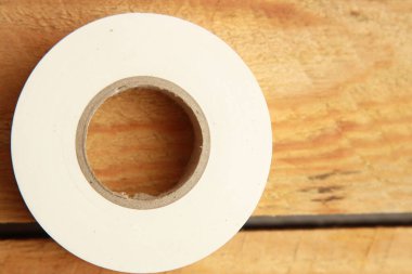 beyaz plastik yalıtım bandı rulosu