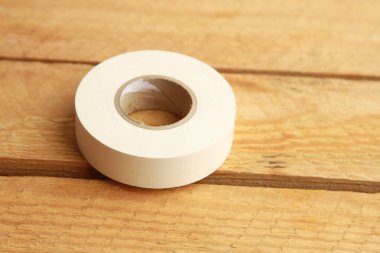 beyaz plastik yalıtım bandı rulosu