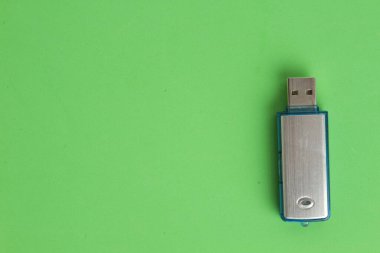 Beyaz üzerinde gümüş Usb bellek çubuğunun yan görünümü 