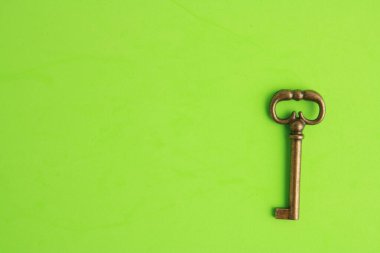 Güzel antika bakır dolap anahtarı.