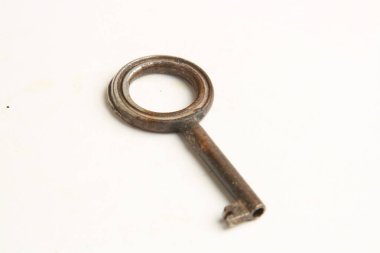 Renk arkaplanındaki eski dolap anahtarı