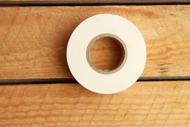 beyaz plastik yalıtım bandı rulosu