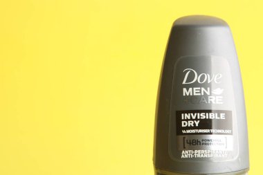 Saragossa İspanya. 18 Eylül 2018, Dove Men 'den deodorant şişesi.