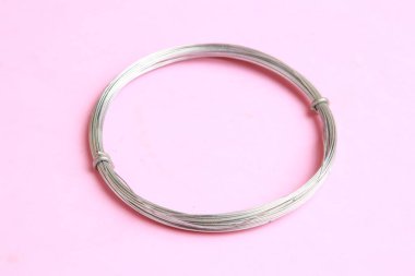 Renkli arka planda hırdavatçı dükkanının metal tel rulosu