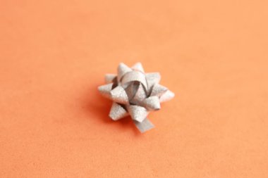 renkli arka plan üzerinde gri hediye kravat