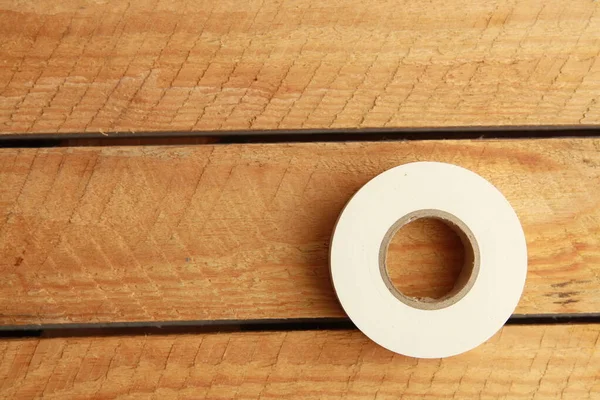 beyaz plastik yalıtım bandı rulosu