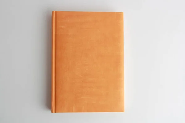 Boek Met Oranje Deksel Kleurrijke Achtergrond — Stockfoto