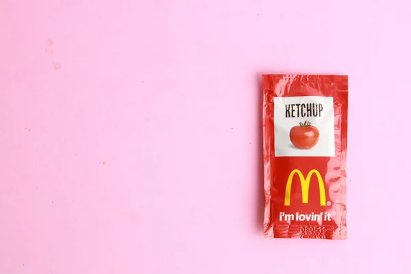 Saragossa İspanya. 18 Eylül 2018, McDonald 'ın ketçap kesesi. McDonald 's dünyanın en büyük fast food restoranlar zinciri.