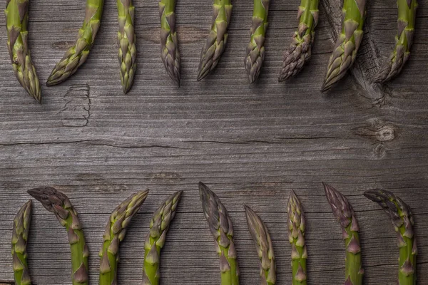 Plat Leggen Van Gearrangeerde Groene Spruiten Van Asperges Rustieke Houten — Stockfoto