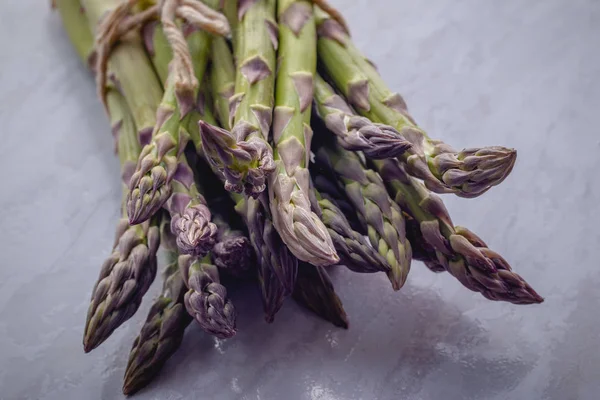 Nahaufnahme Von Grünem Und Frischem Spargel Mit Einer Schnur Zusammengebunden — Stockfoto