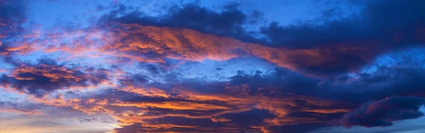 日落时在傍晚的天空中飘浮着厚厚的云朵 令人惊叹 — 图库照片