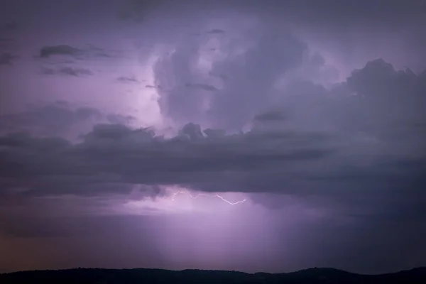 어두운 하늘에 흐르는 폭풍의 Thundercloud의 — 스톡 사진