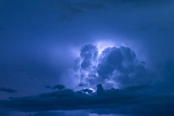 어두운 하늘에 흐르는 폭풍의 Thundercloud의 — 스톡 사진
