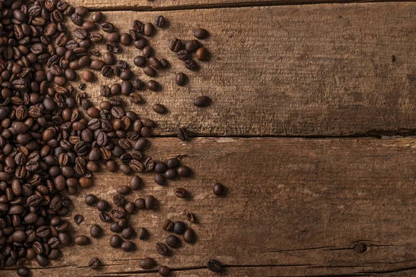 Vista Ravvicinata Dei Chicchi Caffè Freschi Rovesciati Sfondo Tavolo Legno — Foto Stock