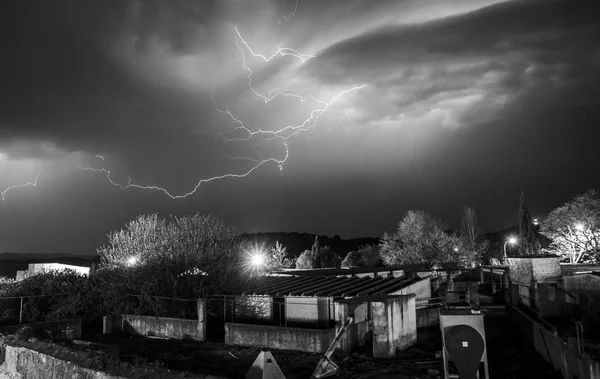 小さな町の家々 雷雨にバイオレットの夕方の空に割れ明るい稲妻 — ストック写真