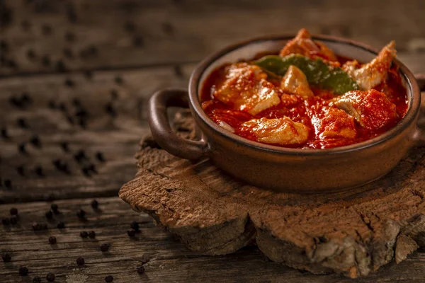 Deliciosa Comida Carne Tomate Servida Pequeño Plato Cerámica Para Hornear —  Fotos de Stock