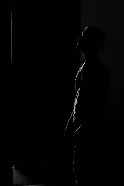 Vue Latérale Silhouette Homme Méconnaissable Debout Dans Une Pièce Noire — Photo