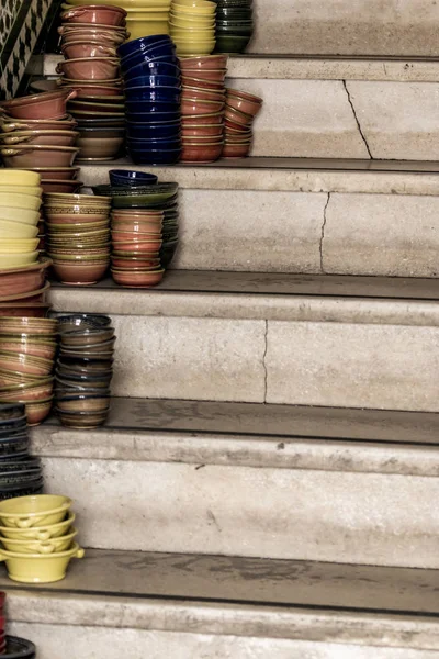 楼梯上各种尺寸和颜色的陶瓷碗堆 — 图库照片