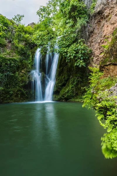 Vista Cascata Alta Che Cade Laghetto Nella Foresta Verde Lunga — Foto Stock