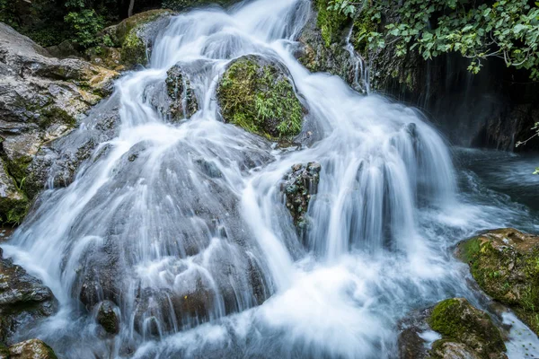 Grande Cascata Che Scorre Roccia Muscosa Nella Foresta Verde Lunga — Foto Stock