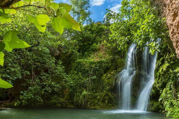 Vista Cascata Alta Che Cade Laghetto Nella Foresta Verde Lunga — Foto Stock