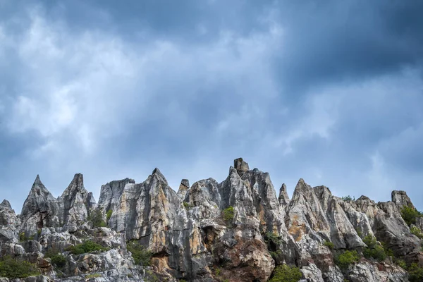 从下面的大悬崖和多云的天空自然在山耶罗 Seviile — 图库照片