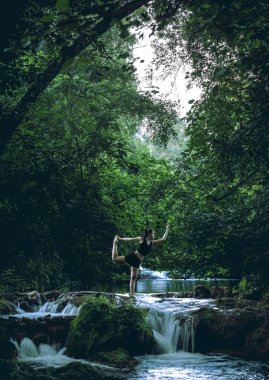 Germe ve River ile uzun pozlama küçük cascade meditasyon genç güzel kadın yan görünüm